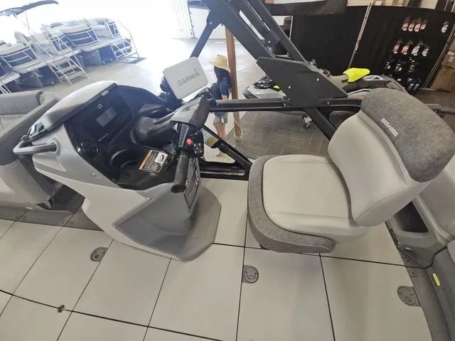 Slide: The Image of Sea-Doo Switch® Cruise 18 - 230 hp 2024 - 7