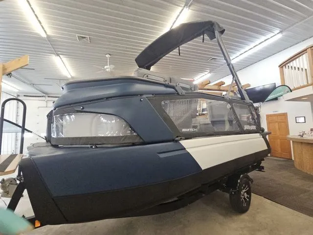 Slide: The Image of Sea-Doo Switch® Cruise 18 - 230 hp 2024 - 8