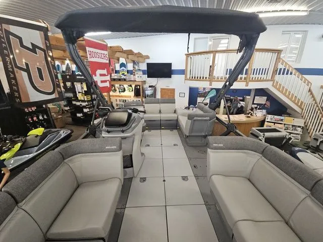 Slide: The Image of Sea-Doo Switch® Cruise 18 - 230 hp 2024 - 9