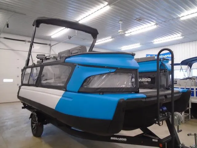 Slide: The Image of Sea-Doo Switch® Cruise 21-170 hp 2023 - 1