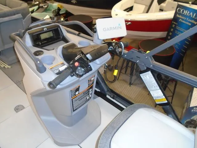 Slide: The Image of Sea-Doo Switch® Cruise 21-170 hp 2023 - 10