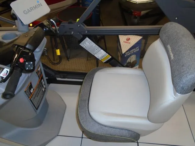 Slide: The Image of Sea-Doo Switch® Cruise 21-170 hp 2023 - 11