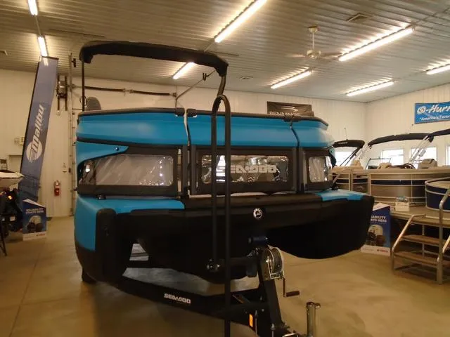 Slide: The Image of Sea-Doo Switch® Cruise 21-170 hp 2023 - 13