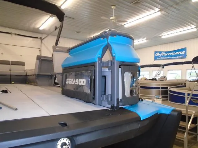 Slide: The Image of Sea-Doo Switch® Cruise 21-170 hp 2023 - 2