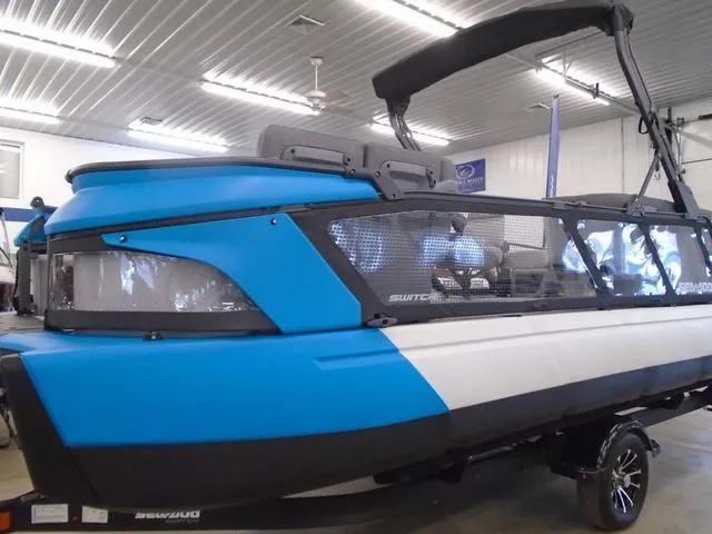 Slide: The Image of Sea-Doo Switch® Cruise 21-170 hp 2023 - 3