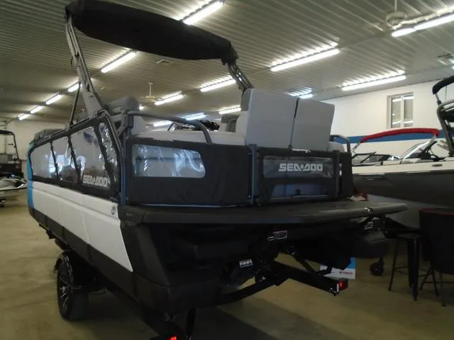 Slide: The Image of Sea-Doo Switch® Cruise 21-170 hp 2023 - 4