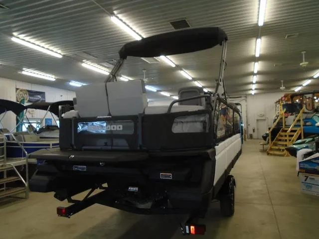 Slide: The Image of Sea-Doo Switch® Cruise 21-170 hp 2023 - 5