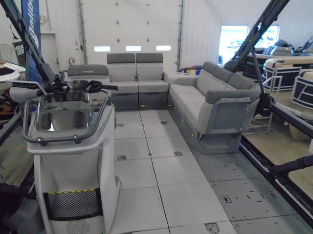 Slide: The Image of Sea-Doo Switch® Cruise 21-170 hp 2023 - 6