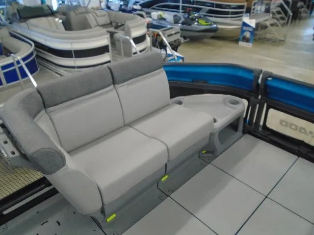 Slide: The Image of Sea-Doo Switch® Cruise 21-170 hp 2023 - 7