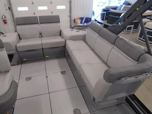 Slide: The Image of Sea-Doo Switch® Cruise 21-170 hp 2023 - 8