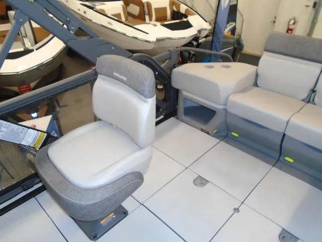 Slide: The Image of Sea-Doo Switch® Cruise 21-170 hp 2023 - 9