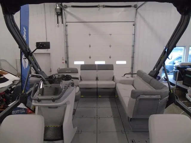 Slide: The Image of Sea-Doo Switch® Sport 18-230 hp 2023 - 11