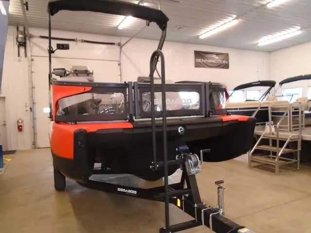 Slide: The Image of Sea-Doo Switch® Sport 18-230 hp 2023 - 14