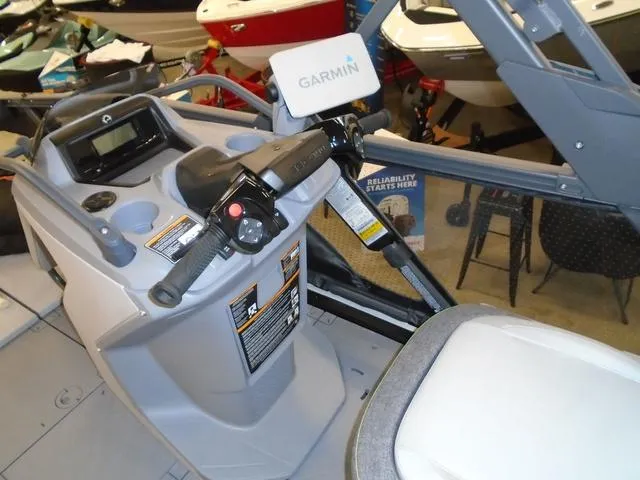 Slide: The Image of Sea-Doo Switch® Sport 18-230 hp 2023 - 3