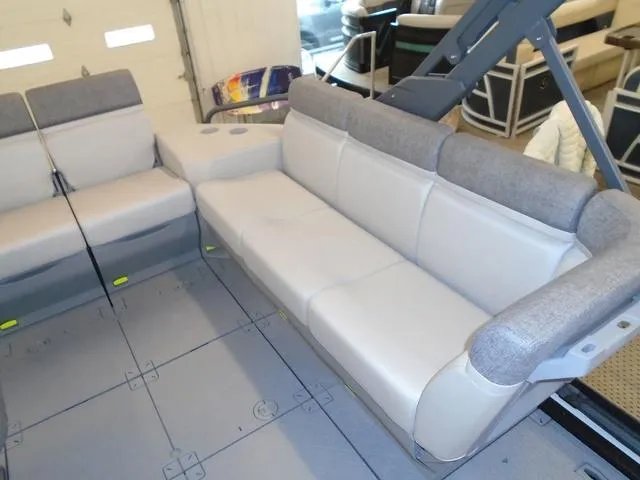 Slide: The Image of Sea-Doo Switch® Sport 18-230 hp 2023 - 4