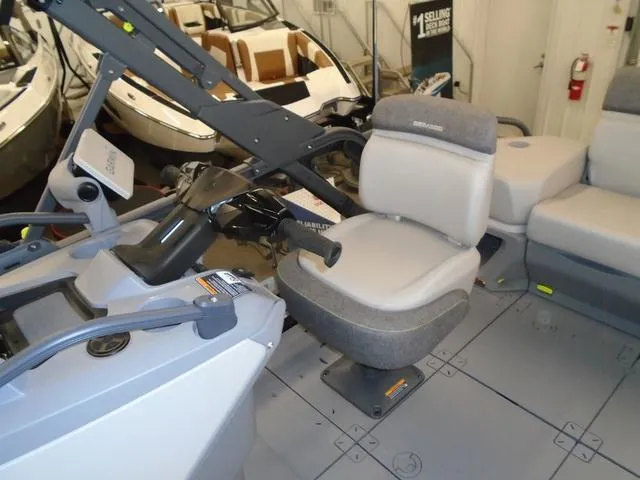 Slide: The Image of Sea-Doo Switch® Sport 18-230 hp 2023 - 6