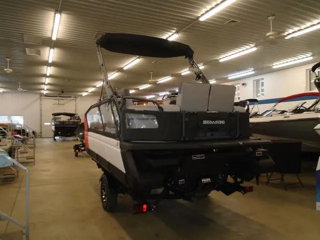 Slide: The Image of Sea-Doo Switch® Sport 18-230 hp 2023 - 7