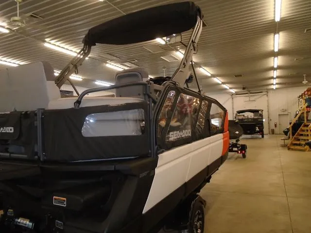 Slide: The Image of Sea-Doo Switch® Sport 18-230 hp 2023 - 8