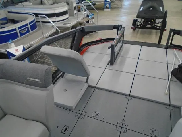 Slide: The Image of Sea-Doo Switch® Sport 18-230 hp 2023 - 9