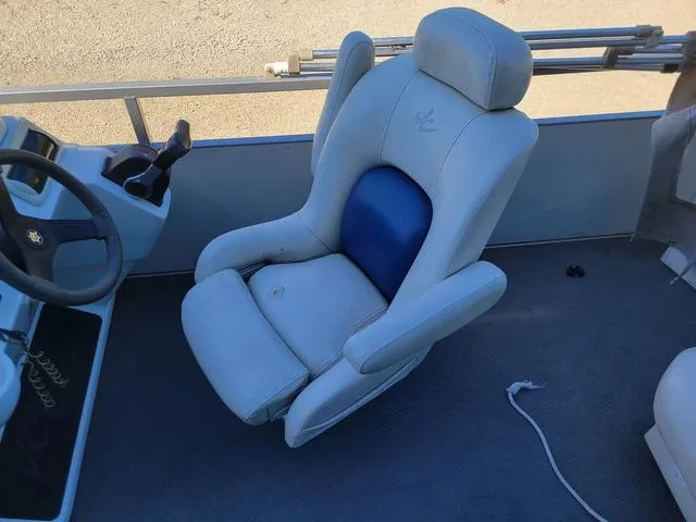 Slide: The Image of Captain's chair on 2008 JC MFG Neptune 23 boat, featuring white and blue upholstery. - 9