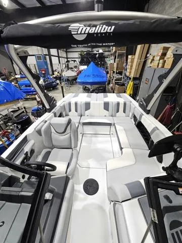 Slide: The Image of Malibu Wakesetter 21 LX-r 2024 - 12