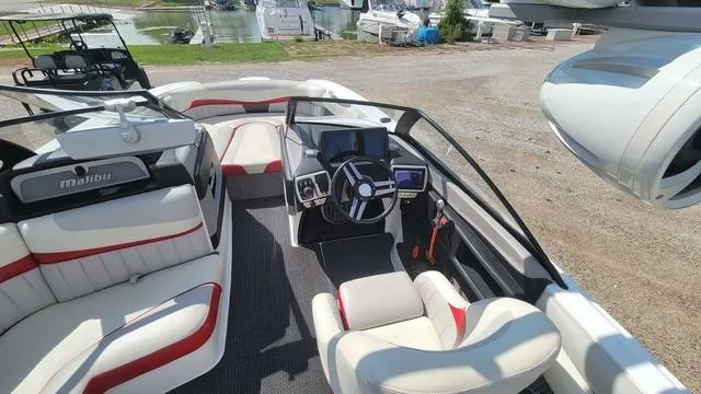 Slide: The Image of Malibu Wakesetter 22 MXZ 2015 - 11