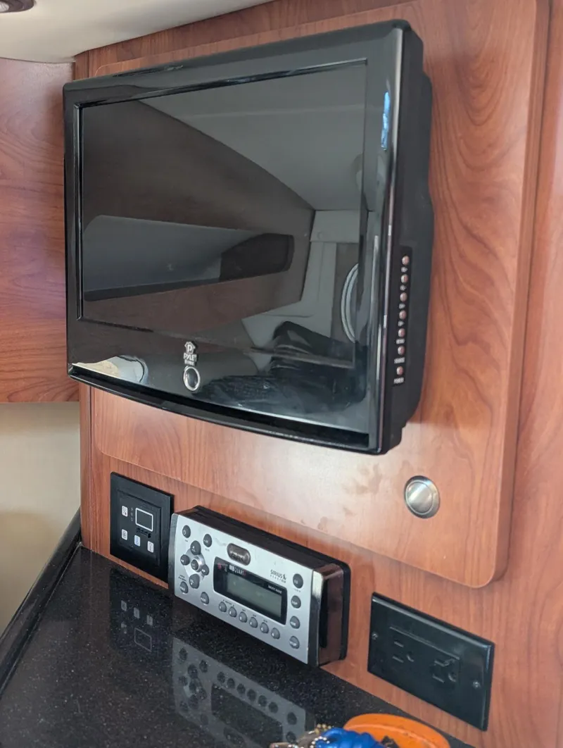 Slide: The Image of Rinker 280 Express Cruiser 2011 - 16