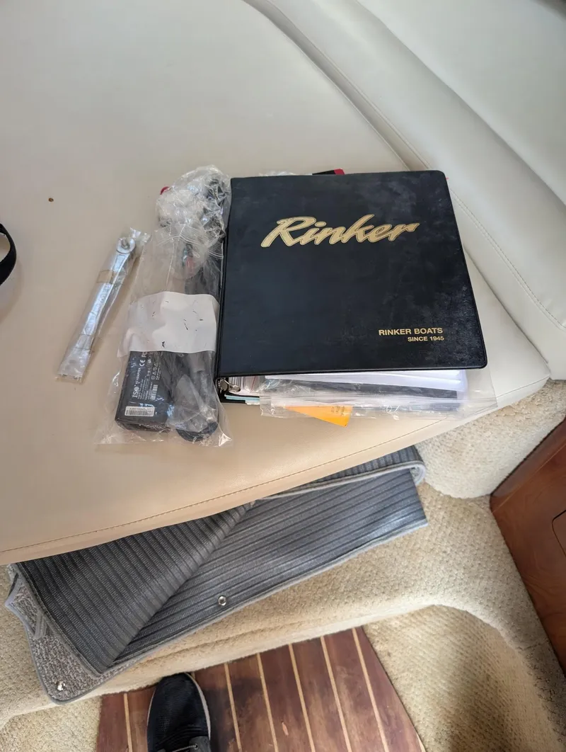 Slide: The Image of Rinker 280 Express Cruiser 2011 - 6