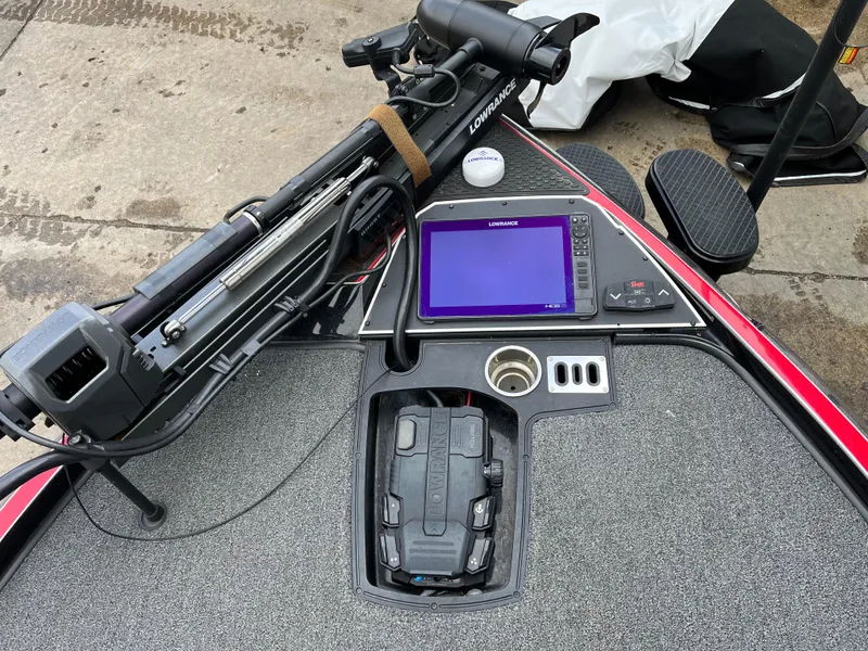 Slide: The Image of 2023 Ranger Z521R boat dashboard with Lowrance electronics and trolling motor. - 10