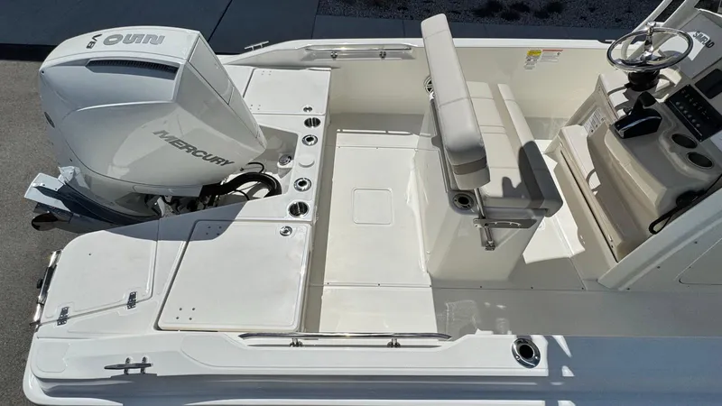 Slide: The Image of Boston Whaler 220 Dauntless 2025 - 10