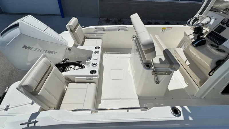 Slide: The Image of Boston Whaler 220 Dauntless 2025 - 11