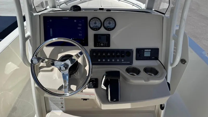 Slide: The Image of Boston Whaler 220 Dauntless 2025 - 12