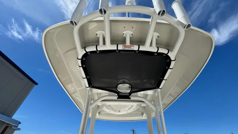 Slide: The Image of Boston Whaler 220 Dauntless 2025 - 14