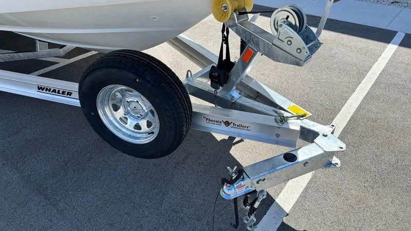 Slide: The Image of Boston Whaler 220 Dauntless 2025 - 15