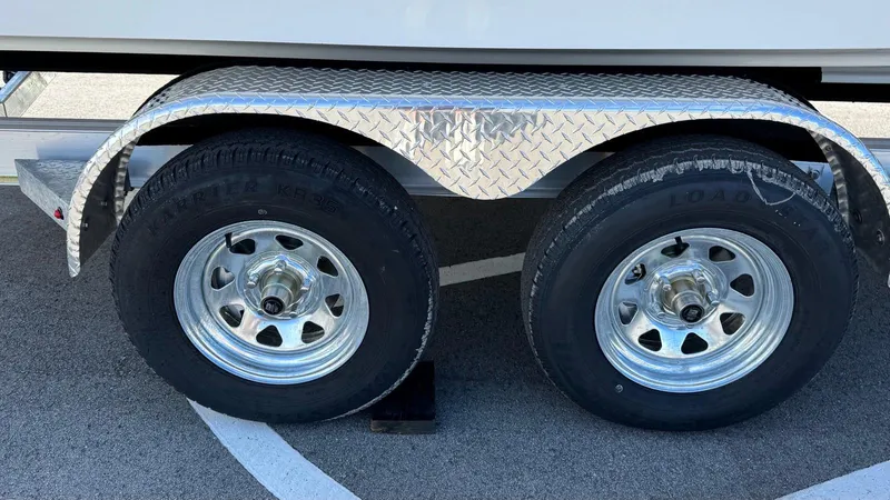 Slide: The Image of Boston Whaler 220 Dauntless 2025 - 16