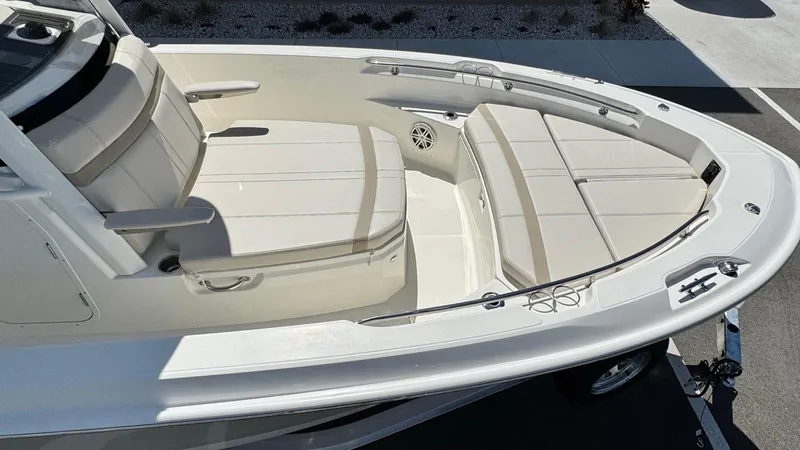 Slide: The Image of Boston Whaler 220 Dauntless 2025 - 5