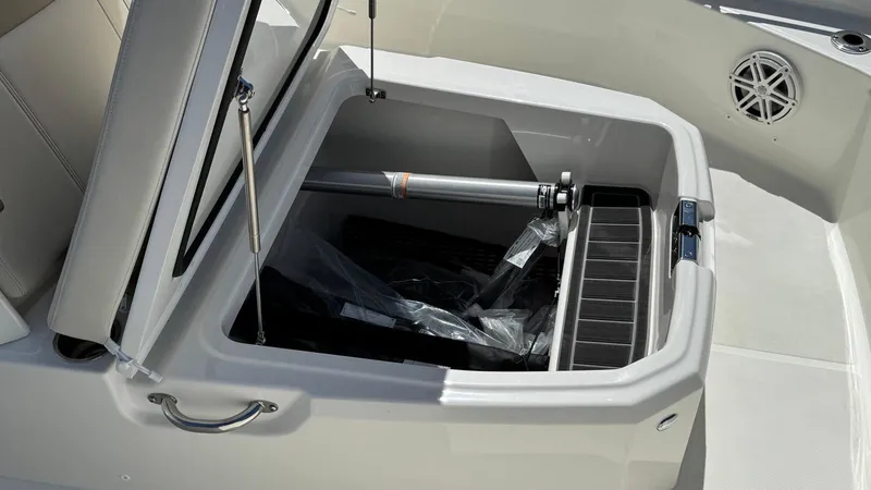 Slide: The Image of Boston Whaler 220 Dauntless 2025 - 6