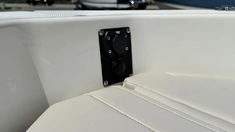 Slide: The Image of Boston Whaler 220 Dauntless 2025 - 7