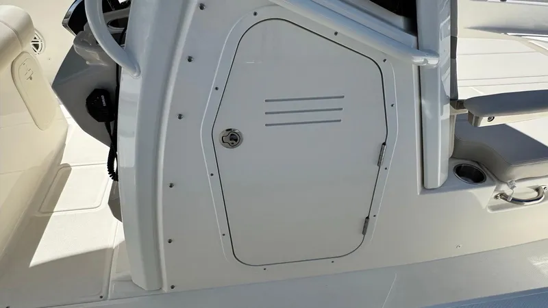 Slide: The Image of Boston Whaler 220 Dauntless 2025 - 8