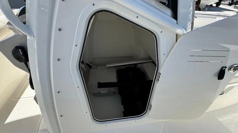 Slide: The Image of Boston Whaler 220 Dauntless 2025 - 9