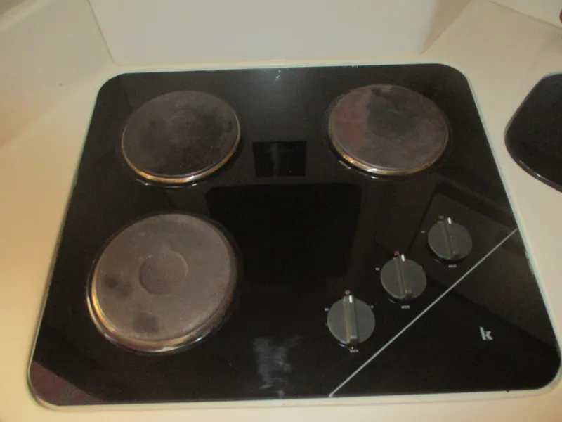 Slide: The Image of Electric stovetop with four burners on a 1991 Sea Ray 350 Express Cruiser. - 19