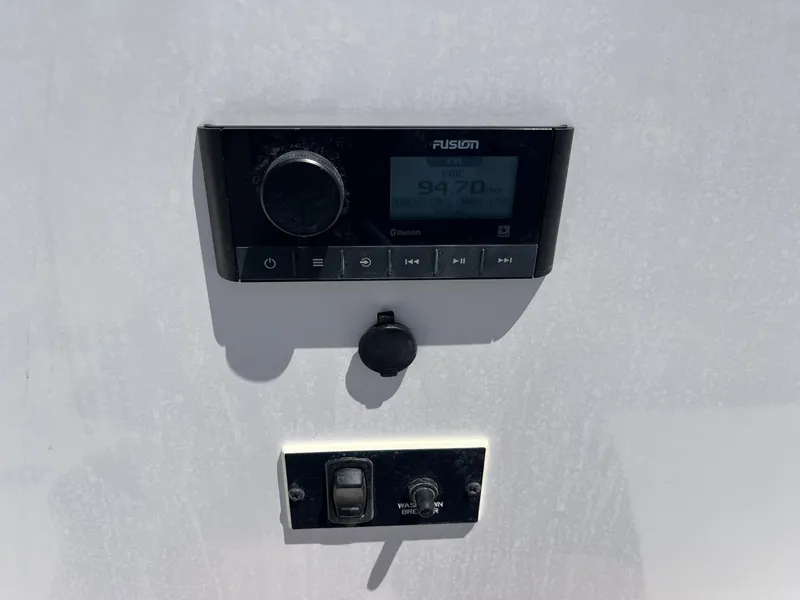 Slide: The Image of Hurricane 205 Sundeck Sport OB 2023 - 17