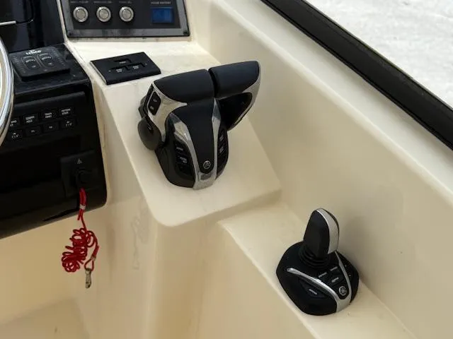 Slide: The Image of Scout 255 Dorado 2022 - 10