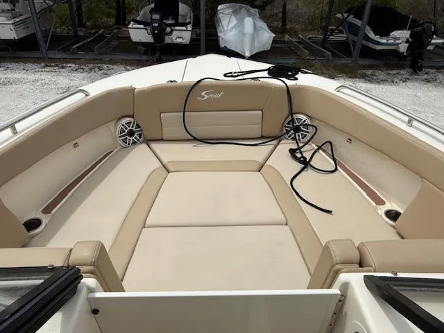 Slide: The Image of Scout 255 Dorado 2022 - 12