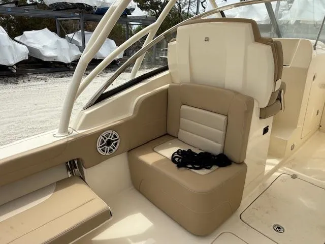 Slide: The Image of Scout 255 Dorado 2022 - 18