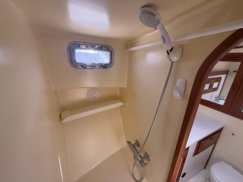 Slide: The Image of Duffy 37 Downeast 2005 - 16