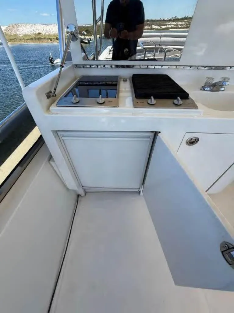 Slide: The Image of Compact kitchen area on a 2000 Horizon E 65 yacht with stove and sink. - 21