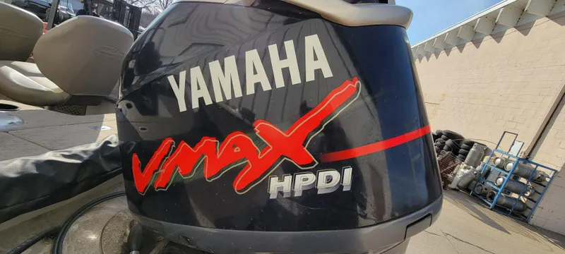 Slide: The Image of Yamaha VMAX HPDI engine on a 2004 Sylvan F 1800 AVENGER boat. - 9