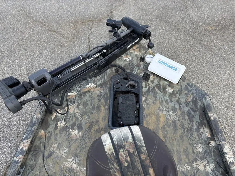 Slide: The Image of Camouflage-patterned Ranger RC188 boat with Lowrance equipment, 2015 model. - 9