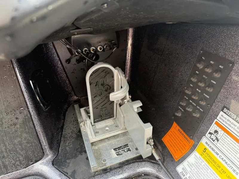 Slide: The Image of 2023 Skeeter ZXR 20 boat interior showing control panel and mounting bracket. - 22